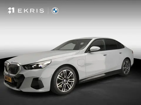 BMW 5 Serie Sedan 530e | M-Sportpakket | LED | Navigatie | Active cruise | Sportstoelen | Elektr. ze