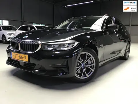 BMW 3-serie Touring 330e Business Edition Plus I 293PK I Camera I Trekhaak I Ambiente I Full Led I S