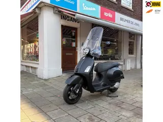 Vespa Scooter GTS 300 Super Notte HPE
