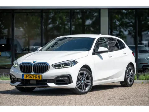 BMW 1-serie 118i Executive Edition | Sport Line | Navi | Apple CarPlay | Camera  | Park Assist | 17"