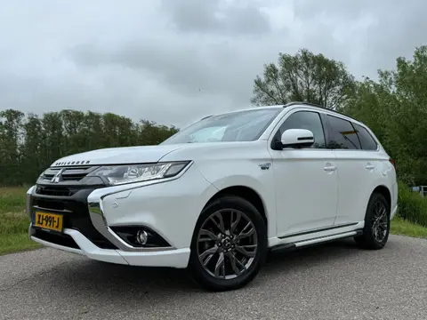 Mitsubishi Outlander 2.0 PHEV S-Edition Automaat / Schuifdak / Leder / 360 Camera / Stuur-/Stoelverw