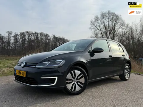 Volkswagen E-Golf E-DITION Automaat /89%SOH/ Apple CarPlay/Android Auto / Clima / Navi / 16" Velgen 