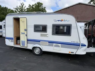 Hobby De luxe Easy 440 SF VASTBED ZITJE  VOORTENT