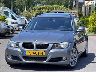 BMW 3-serie Touring 320i High Executive | Panoramadak | Parkeersensoren | Leder stoelen | Xenon | 17