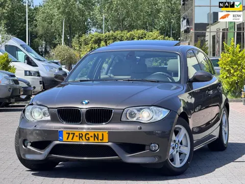 BMW 1-serie 118i High Executive M uitvoering | Leder | Schuifdak | Parkeersensoren | Xenon | Stoelve