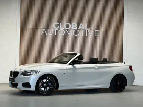 BMW 2-serie Cabrio M235i - AUTOMAAT - PARELMOER WIT - LEER - NAVIGATIE - HARMAN KARDON - M PERFORMAN