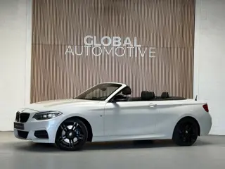BMW 2-serie Cabrio M235i - AUTOMAAT - PARELMOER WIT - LEER - NAVIGATIE - HARMAN KARDON - M PERFORMAN
