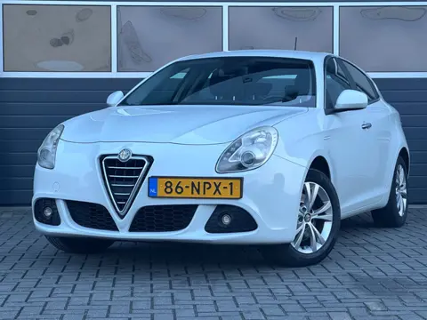 Alfa Romeo Giulietta 1.4 T Distinctive | Nieuwe APK | Trekhaak | Navi | Cruise |