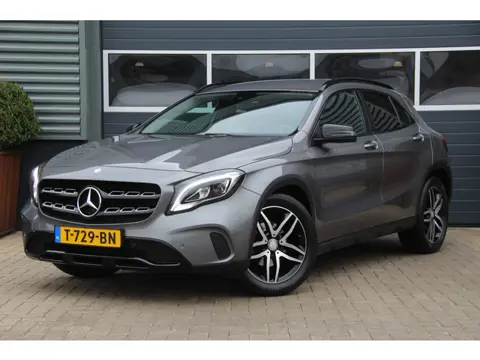 Mercedes-Benz GLA-klasse 200 Premium 1e eigenaar | Night pakket | Camera | Navi | Sportstoelen | Sto