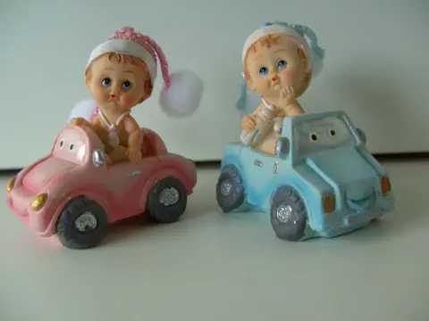 MINIATUUR BABY BLAUW/ ROZE 4 STUKS IN AUTO Nieuw