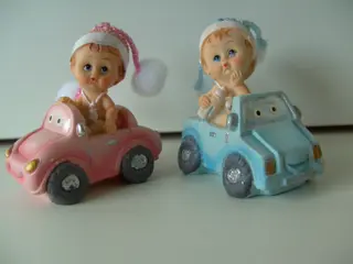 MINIATUUR BABY BLAUW/ ROZE 4 STUKS IN AUTO Nieuw
