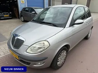 Lancia Ypsilon 1.4-16V Argento APK dec-2026 Prima auto nog BJ. 203 met elektrische ramen, radio/Cd s