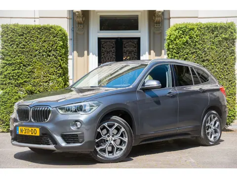 BMW X1 xDrive20i High Executive TREKHAAK | PANO | ADAPTIVE | KEYLESS | CAMERA | STUURVERW