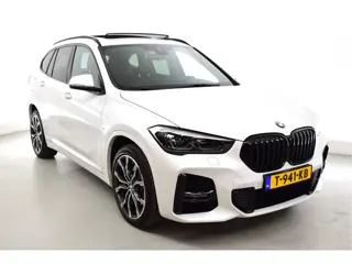 BMW X1 xDrive 25e M pakket-PANORAMA-Nw staat -HUD, -Camera-Harman kardon-Privacy-Trekhaak