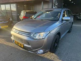 Mitsubishi Outlander 2.0 PHEV Instyle SCHUIFDAK LEDER TREKHAAK CAMERA ORIG NL NAP