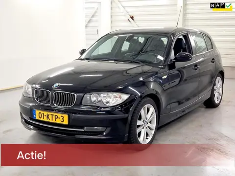 BMW 1-serie 116i *ACTIE TOT €500 KORTING* 5D AIRCO LEDER NW APK CRUISECONTROL VELGEN