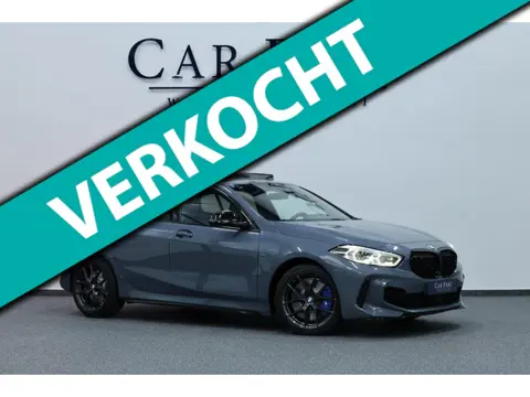 BMW 1-serie M135i xDrive M-PERFORMANCE/LED/VIRTUAL/SFEER/PANO/ALCANTARA+S.VERWARMING/LMV/CRUISE/ECC/