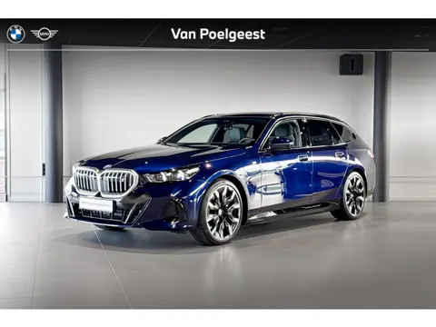 BMW i5 Touring xDrive40 | M Sport | Glazen Panoramadak | Bowers & Wilkins | Iconic Glow | Trekhaak |