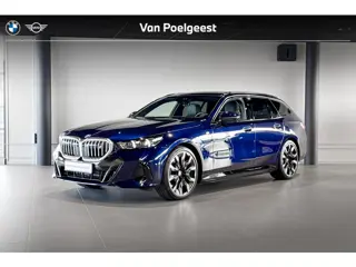 BMW i5 Touring xDrive40 | M Sport | Glazen Panoramadak | Bowers & Wilkins | Iconic Glow | Trekhaak |