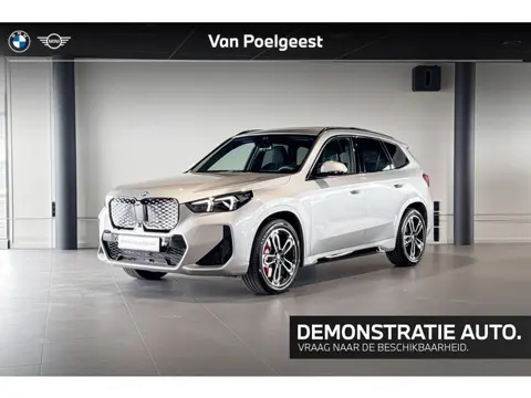 BMW iX1 eDrive20 67 kWh | M Sport Pro | Glazen Panoramadak | Stoelverwarming | Harman Kardon | Trekh