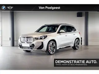 BMW iX1 eDrive20 67 kWh | M Sport Pro | Glazen Panoramadak | Stoelverwarming | Harman Kardon | Trekh