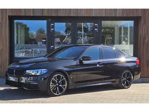 BMW 5-serie 530e iPerformance High Executive stoel/stuurverwarming. alcantara. m sport velgen. camer