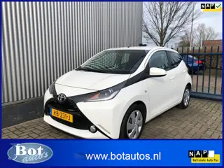 Toyota Aygo 1.0 VVT-i x-play / NAVIGATIE / AIRCO / ACHTERUITRIJCAMERA / NL-AUTO / 5 DEURS / ELEK. PA