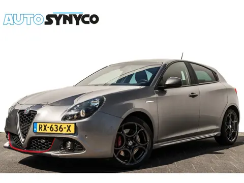 Alfa Romeo Giulietta 1.4 170PK Turbo Automaat Super | Rood Leder | 18 inch | Afn. Trekhaak | PDC | V