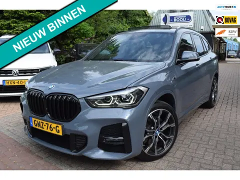 BMW X1 XDrive25e M SPORT AUTOM/PANO DAK/CRUISE/NAVI/AIRCO ECC/XENON/CAMERA/BLUETOOTH/PDC V/LMW 19 IN