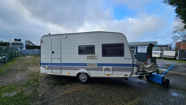 Keurige Hobby DE Luxe van 1999 met Isabella voortent + fietsendrager .