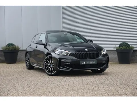 BMW 1-serie 118i M-Sport Pro Black NAP|Pano|Kuipstoel|Stuurvw|19inch