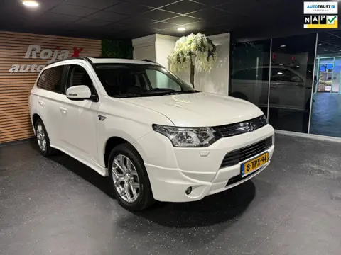 Mitsubishi Outlander 2.0 PHEV Instyle DEALER OH - 1E EIGENAAR - SCHUIFDAK - TREKHAAK.