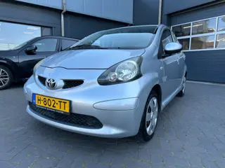 TOYOTA AYGO 1.0 met airco en trekhaak voor fietsendrager, nieuwe APK!