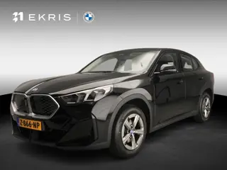BMW iX2 eDrive20 | LED | Navigatie | Panoramadak | Sportstoelen | Shadow line | DAB | Alu 17 inch
