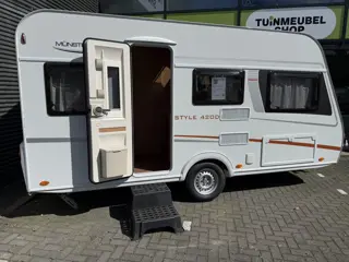 LMC Style 420 D VASTBED TREINZIT VOORTENT