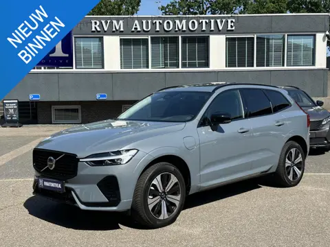Volvo XC60 2.0 T6 Plug-in hybrid AWD Plus Dark | BOMVOL!! | 22K KM!! | STOEL STUURVERWARMING | PANO 