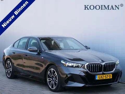 BMW 5 Serie 520i 208 Pk Automaat M-pakket / Leer / Navi / DAB / Apple Carplay / Stoelkoeling