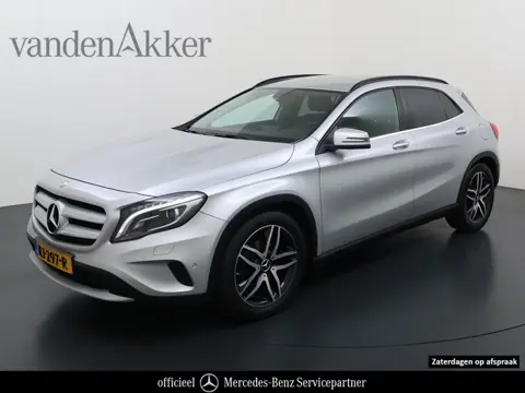 Mercedes-Benz GLA 200 // Camera // Navi // Bi-Xenon // 18" Velgen // Dakrails // Parkeersensoren // 