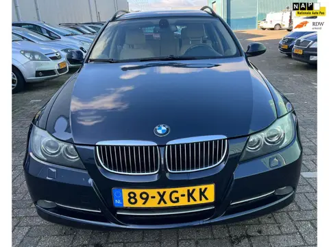 BMW 3-serie Touring 325i High Executive rijdt super