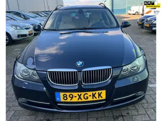 BMW 3-serie Touring 325i High Executive rijdt super