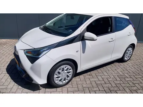 Toyota Aygo 1.0 VVT-i x-play//CAMERA// APP CARPLAY/ANDRIOD AUTO