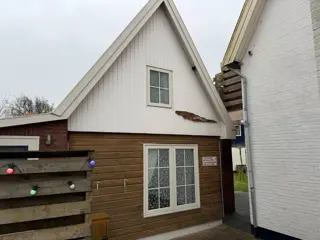 Lief vakantiehuisje tegenover het bos en dichtbij centrum
