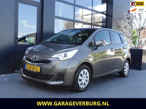 Toyota Verso-S 1.3 VVT-i Dynamic Automaat (Panoramadak,Achteruitrijcamera,Cruise Control,Airco)