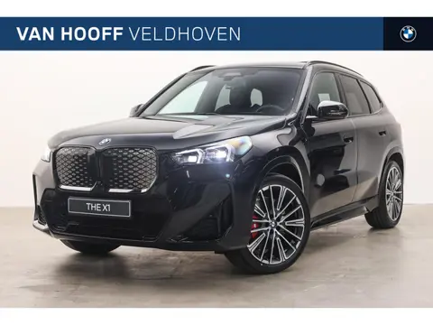 BMW iX1 eDrive20 M Sport / Trekhaak / Panoramadak / Sportstoelen / Comfort Access / Head-Up / Harman