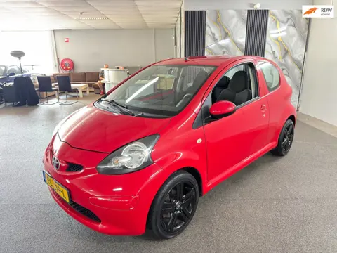 Toyota Aygo 1.0-12V Apk Nieuw,Airco,E-Ramen,Lm zwarte velgen,N.A.P,Radio-CD-Aux-Bluetooth,2 sleutels