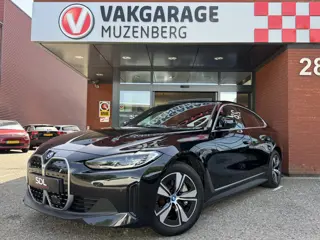 BMW i4 eDrive40 High Executive // SCHUIF-KANTELDAK // SPORT STOELEN // NAVI // CAMERA // ELEK. TREKH