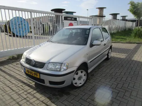 Volkswagen Polo 1.4-16V Automaat. lees tekst