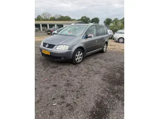 Volkswagen Touran 2.0-16V FSI Highline