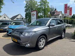 MITSUBISHI OUTLANDER 2.0 PHEV INSTYLE PLUG-IN AUTOMAAT / SCHUIFDAK / NAVI / CAMERA / STOELVERW. / LEDER / AIRCO-ECC