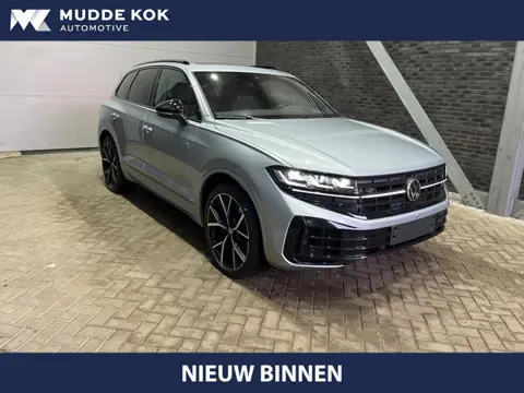 Volkswagen Touareg 3.0 TSi eHybrid 4MOTION R Edition | Luchtvering | Trekhaak | Panoramadak | Head-U